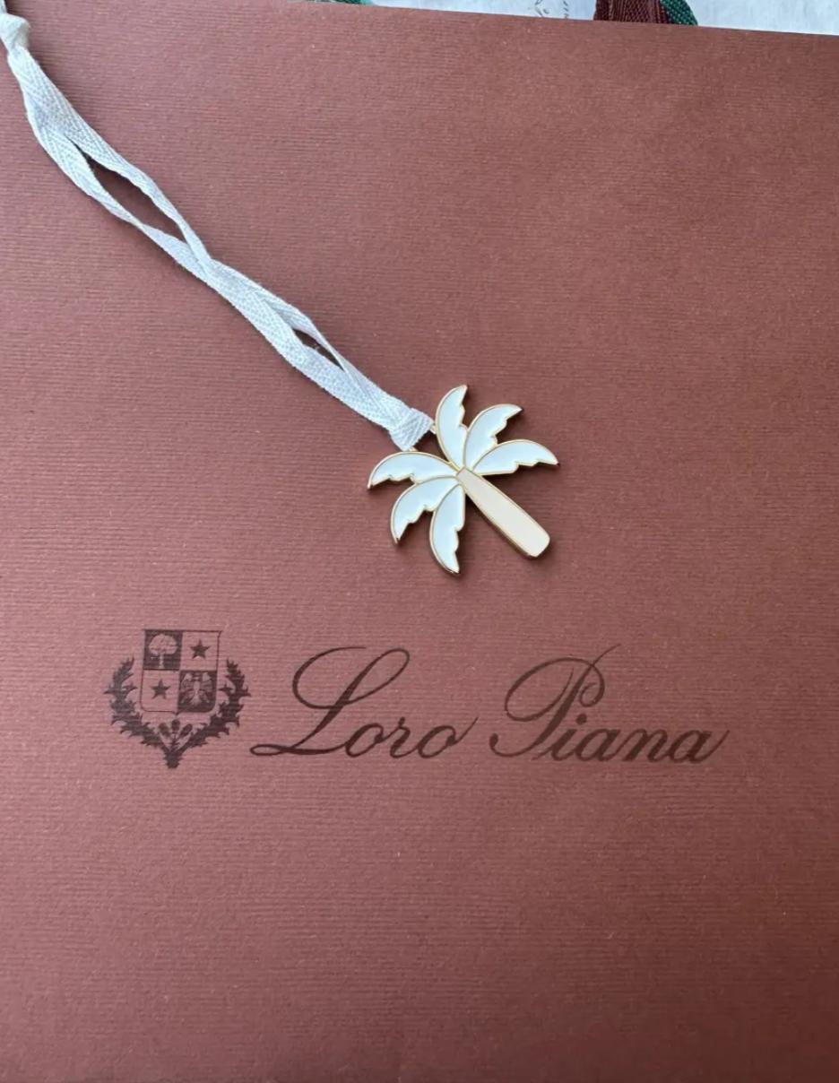 Elegant Floral Pendant Necklace – A Timeless Statement