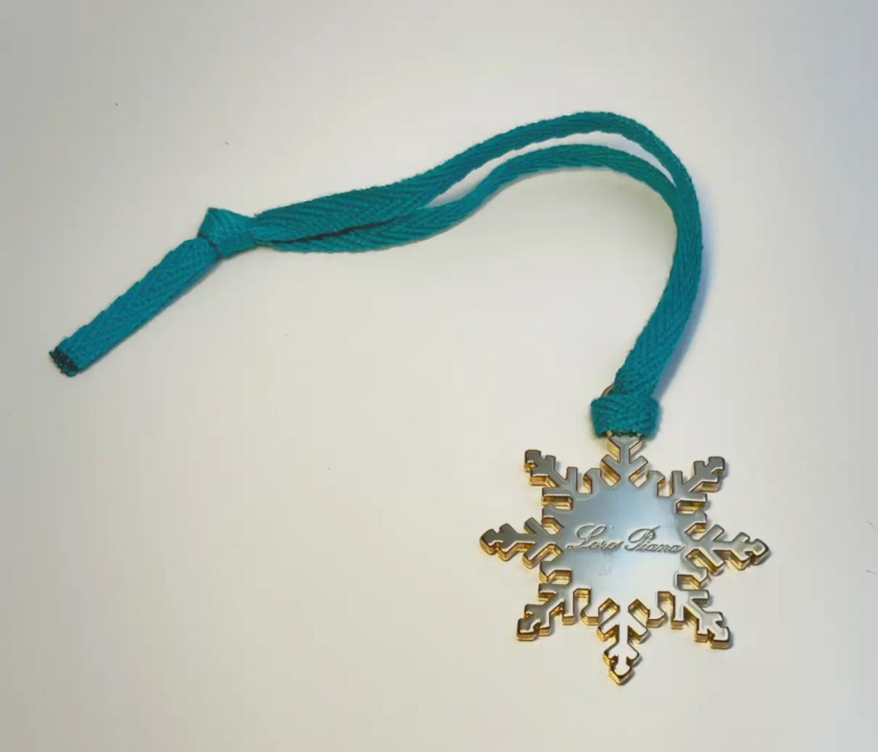 Elegant Floral Pendant Necklace – A Timeless Statement